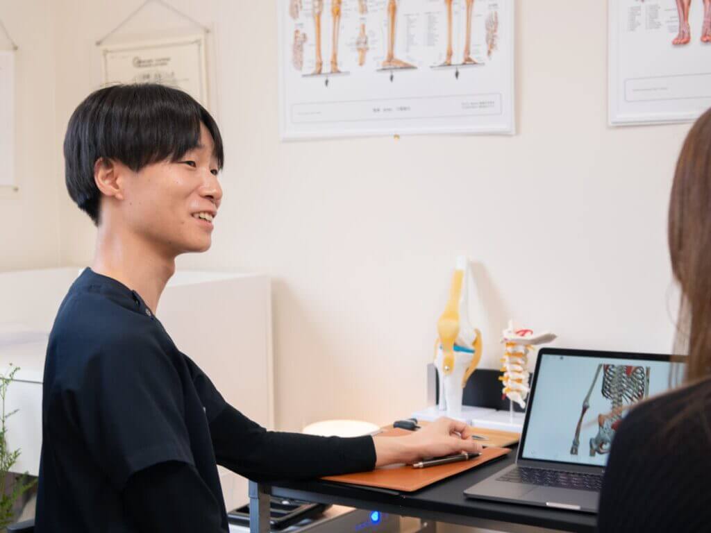 男性スタッフがお客様に説明している