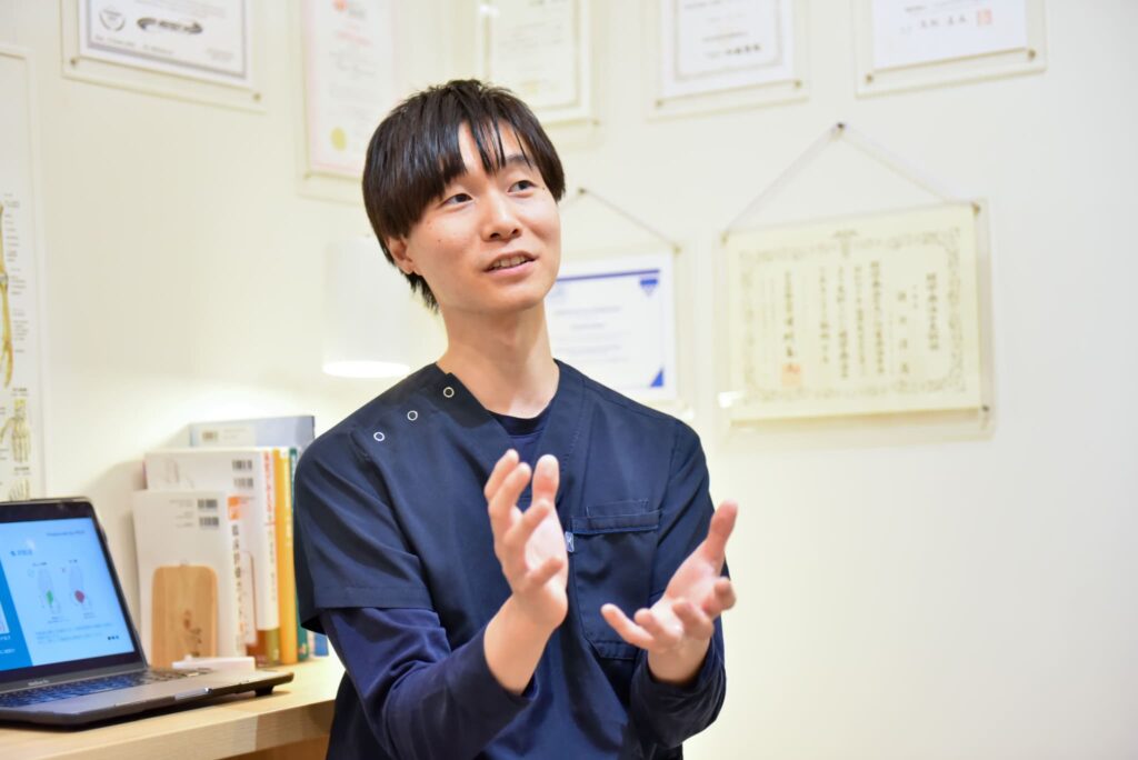 男性スタッフがお客様に説明している