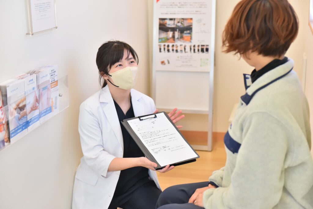 女性スタッフがお客様に説明している