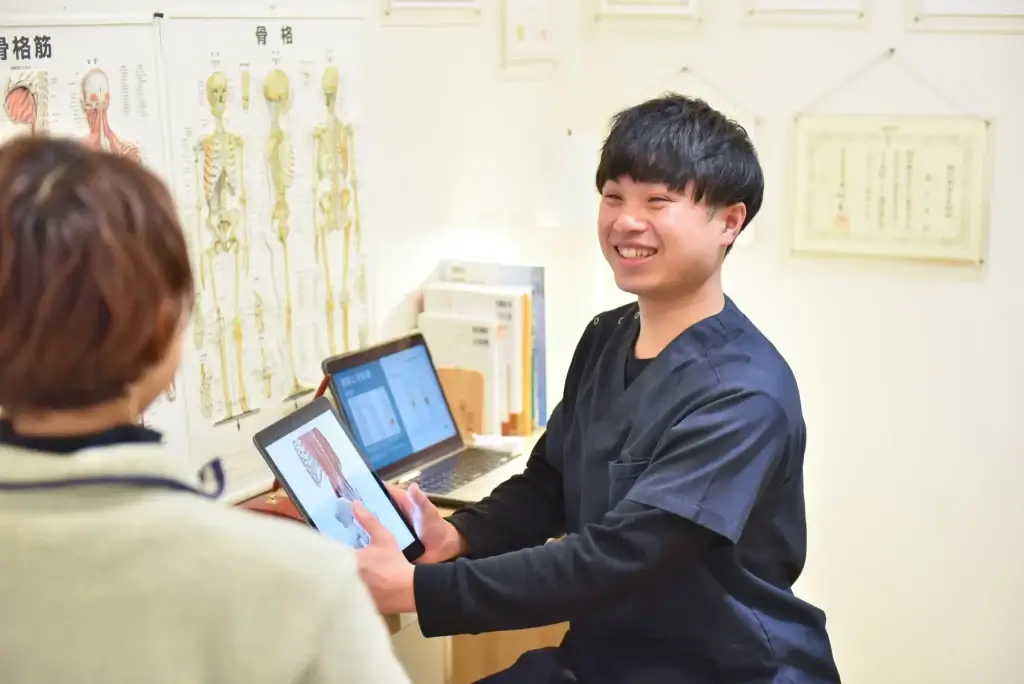 男性スタッフがお客様対応している