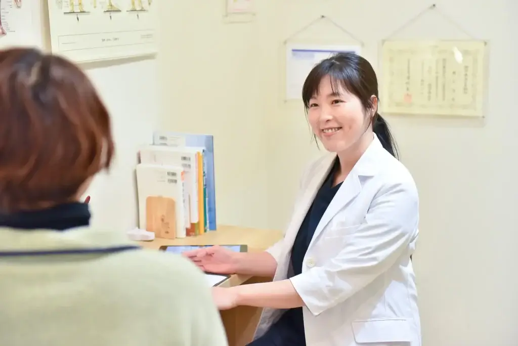 女性スタッフがお客様対応している